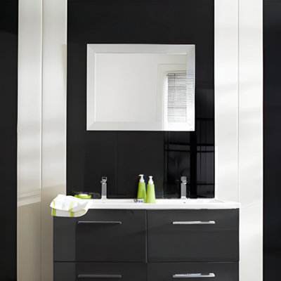 Meuble salle de bain noir avec mur lambris blanc et noir luisant