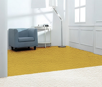 Moquette jaune avec fauteuil gris et lampadaire