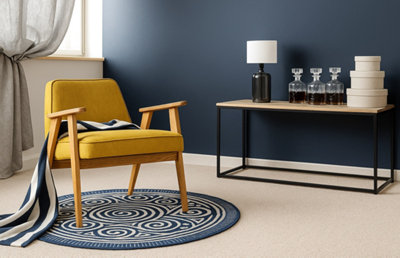 moquette blanche avec tapis rond chaise jeune et meuble