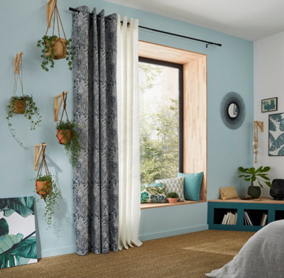 Rideaux et voilage dans une chambre thème bleu
