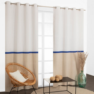 Rideaux blan et beige avec ligne horizontale bleu foncé