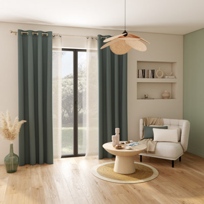 Salon avec rideaux vert foncé et voilà