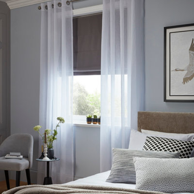 Voilage fenêtre dans une chambre