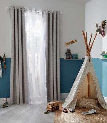 Chambre avec tipi bas mur bleu et mix voilage rideau