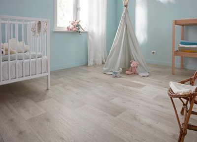 Chambre bébé bleu clair focus sol stratifié marron clair