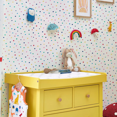 mur à point coloré avec commode jaune