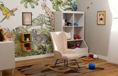 Chaise à bascule blanch dans chambre bébé thème jungle