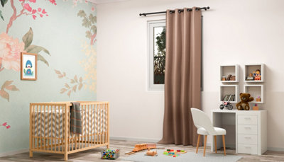 Chambre bébé avec lit en bois et rideau à la fenêtre