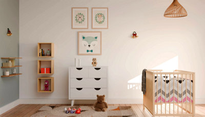 Chambre de bébé avec lit bois, commode et cadres