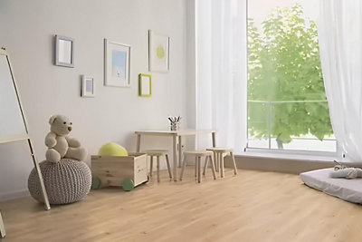 Espace jeu chambre bébé focus parquet clair