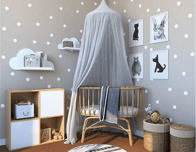 coin lit chambre bébé marron et blanc avec lit osier