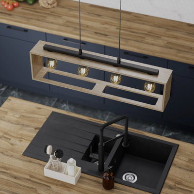 Suspension bloc bois et ampoules élegantes au dessu évier noir cuisine