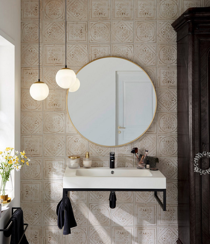 Lavabo avec miroir rond et suspension avec ampoules apparentes