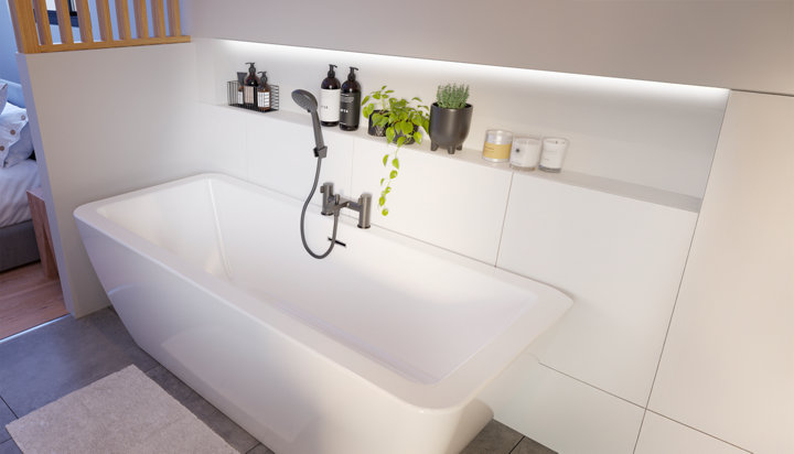 Baignaire avec réglette lumineuse sur le mur