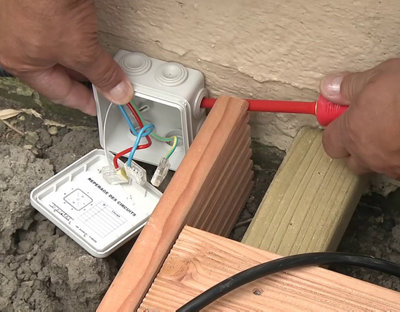 Raccorder les fils électriques des spots encastrés