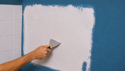 Si besoin, réparez les imperfections du mur