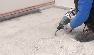 Une fois tous les carreaux de carrelage décollés