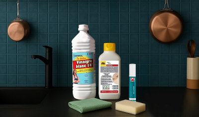 Plusieurs produits d'entretien pour le carrelage mural