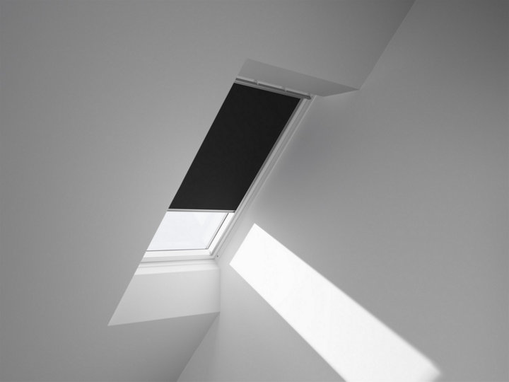 Store bleu foncé velux entre ouvert