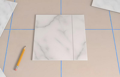 Marquer les coupes à faire sur les carreaux