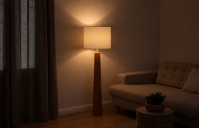 Lampadaire en bois au design élégant, diffusant une lumière chaleureuse dans un salon moderne et cocooning. Idéal pour un éclairage d'hiver.