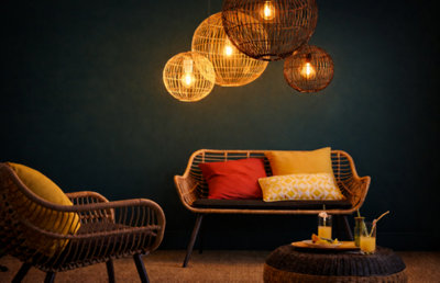 Salon chaleureux en rotin illuminé par de grandes suspensions tissées. Inspirez-vous pour créer une ambiance cosy chez vous !