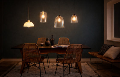 suspension en verre, table de salle à manger, chaises en rotin.