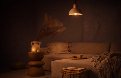 Salon chaleureux et cosy avec suspensions lumineuses, canapé beige, déco en bois et ambiance hivernale tamisée. Inspirez-vous !
