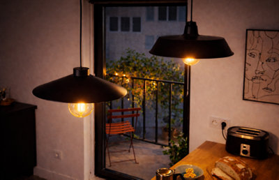 Illuminez votre intérieur avec style : suspensions noires et lumière chaude pour une ambiance chaleureuse et cocooning au quotidien.