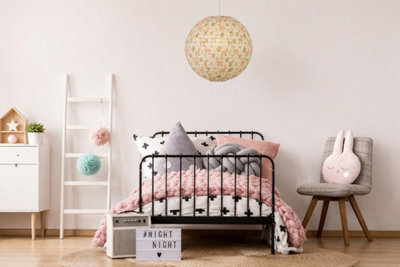 Découvrez cette chambre d'enfant cosy aux tons pastels : lit en métal noir, plaid rose et suspension originale. Inspirez-vous pour votre déco !
