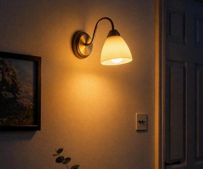 Applique murale en laiton et verre dépoli diffusant une lumière chaude et apaisante. Parfaite pour créer une ambiance douce et chaleureuse.