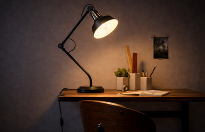 Lampe de bureau articulée noire éclairant un espace de travail chaleureux en bois. Idées déco et éclairage d'hiver pour un coin bureau cosy.