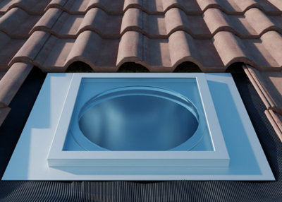 Afin d’assurer une réflexion du soleil optimale, ôtez le film protecteur qui protège le dôme.  Vous pourrez ensuite mettre le dôme en place sur son support en le clipsant.