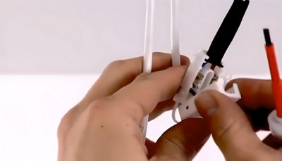Personne qui ferme le boitier raccordé aux fils électriques