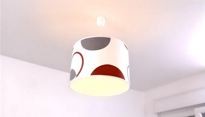 Luminaire suspendu blanc avec des cercles rouge et gris.
