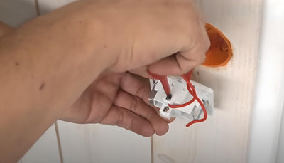 Personne qui désserre le cache avec un tournevis