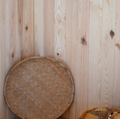 Mur lambris bois avec plateau décoratif