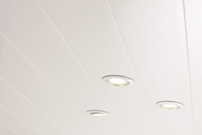 Plafond lambris blanc avec spots