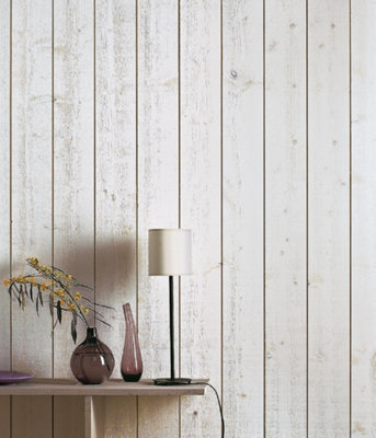 Lambris bois gris clair avec vase table et lampe