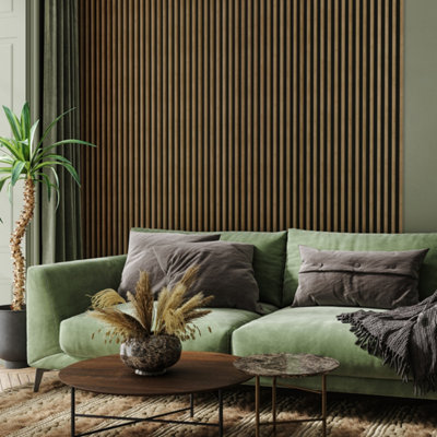 Salon avec canapé vert déco et lambris bois imition tasseau