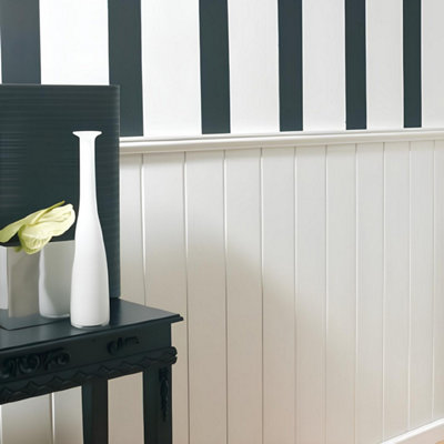 mur moitié haut peinture rayé blanc et noir et bas lambris blanc