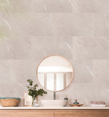 miroir sur un meuble avec mur gris
