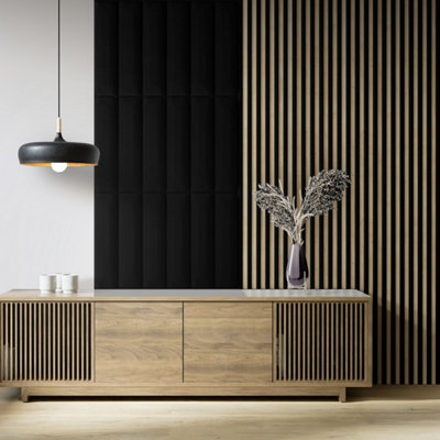 Salon avec meuble bois et mur avec tasseaux de bois