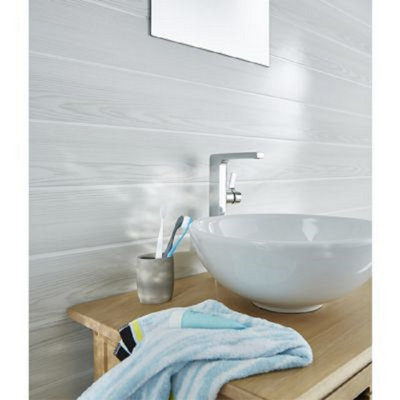 évier et robinet salle de bain avec mur lambris blanc