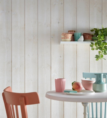 Chaises colorés et petite tableau avec mur lambris bois