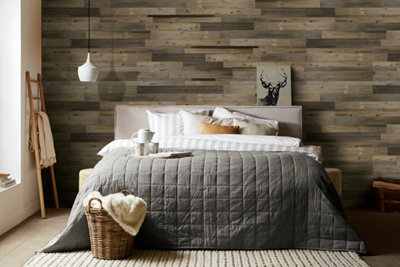 chambre avec lit et mur lambris bois foncé
