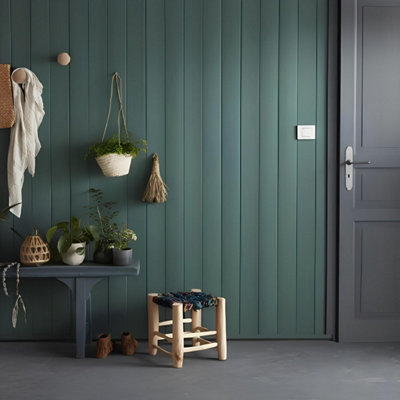 Entrée porte noir avec mur lambris vert foncé
