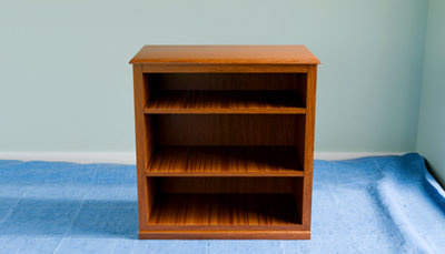 Meuble en bois sans portes sur une bache