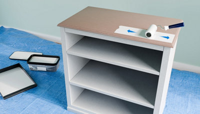 Peinture haut meuble en bois avec rouleau