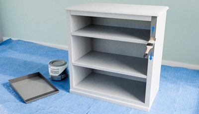 Peinture bord meuble en bois avec pinceau